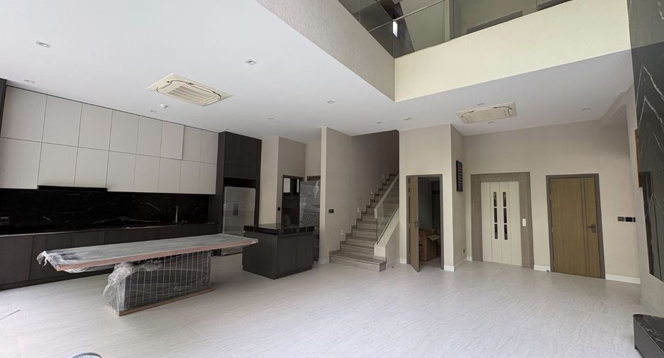 Haus zum Kauf mit 6 Zimmer in Huai Khwang, Bangkok