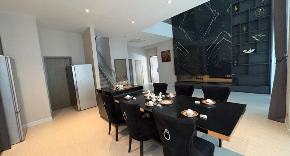 Haus zum Kauf mit 6 Zimmer in Huai Khwang, Bangkok