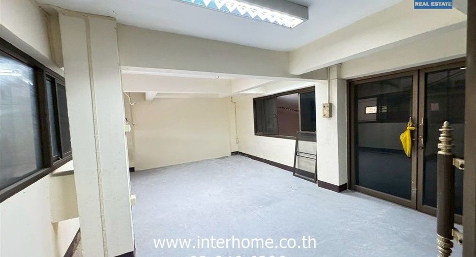For sale retail Space in Bangkok Noi, Bangkok