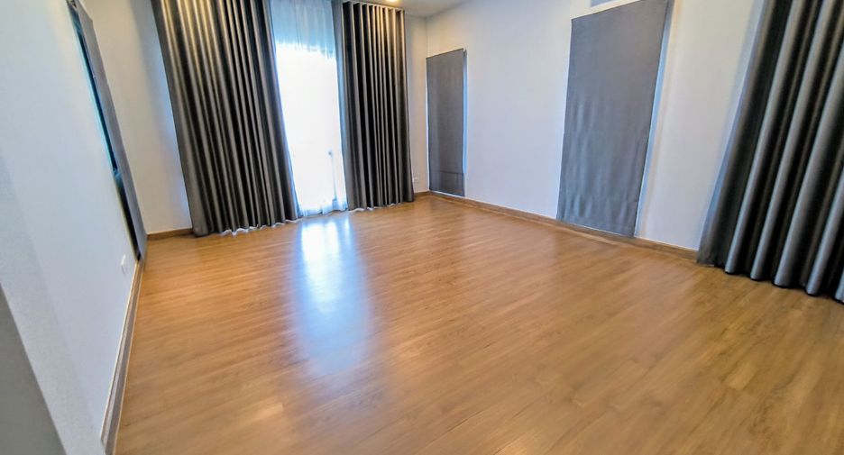 Casa en venta de 5 habitaciones en Bang Phli, Samut Prakan