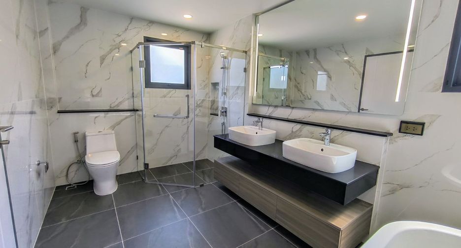 Casa en venta de 5 habitaciones en Bang Phli, Samut Prakan