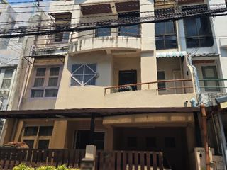 À vendre 4 chambres maison de ville à Lat Phrao, Bangkok