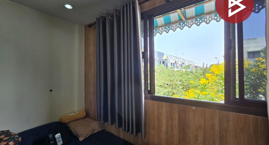 For sale 4 bedrooms townhouse in Lat Phrao, Bangkok