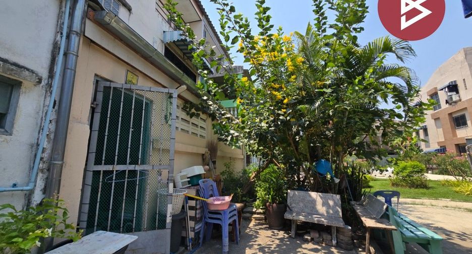 For sale 4 bedrooms townhouse in Lat Phrao, Bangkok