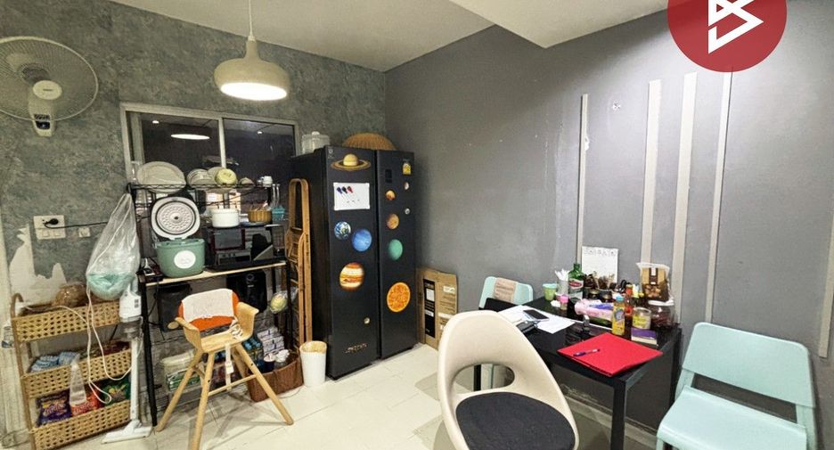 For sale 3 bedrooms townhouse in Lat Krabang, Bangkok
