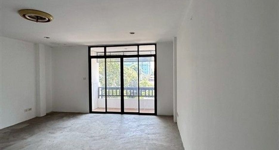 For sale 3 bedrooms retail Space in Bang Sue, Bangkok