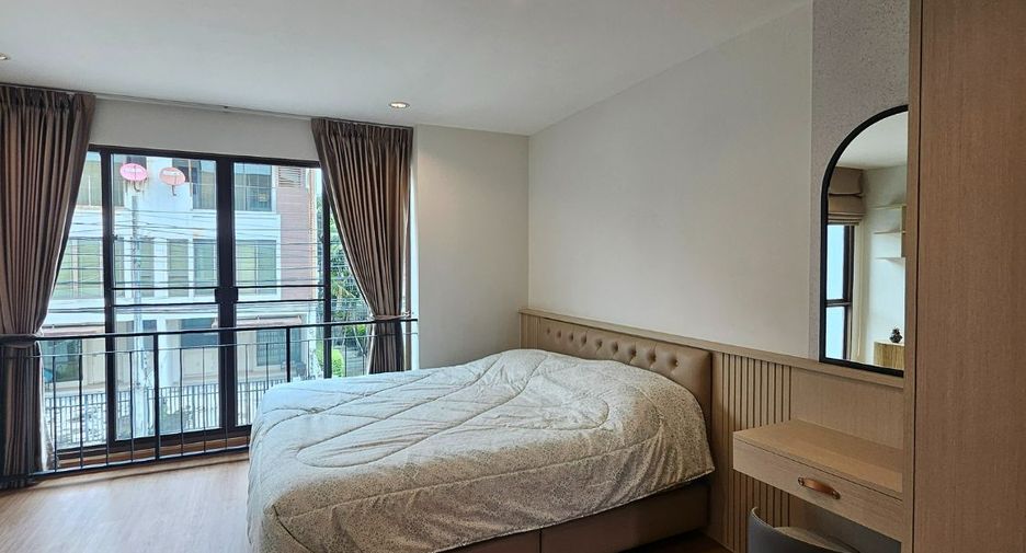 For rent 3 bedrooms townhouse in Phra Khanong, Bangkok