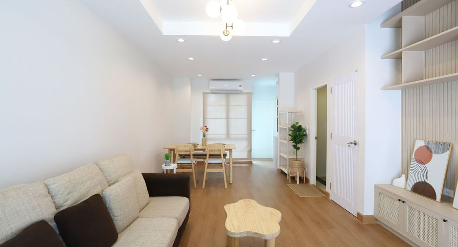 For rent 3 bedrooms townhouse in Phra Khanong, Bangkok