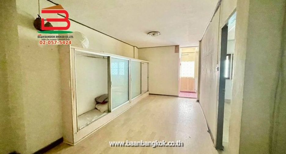 For rent and for sale 7 bedrooms townhouse in Lat Phrao, Bangkok