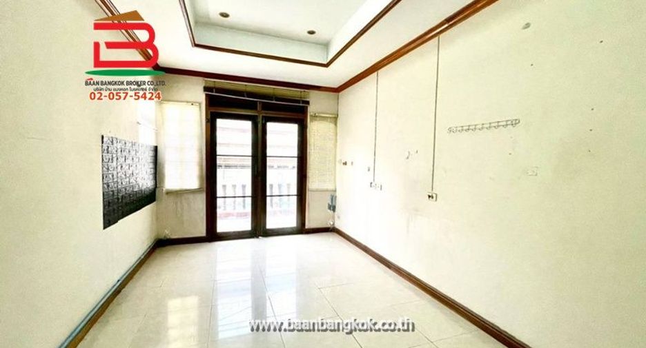 For rent and for sale 7 bedrooms townhouse in Lat Phrao, Bangkok