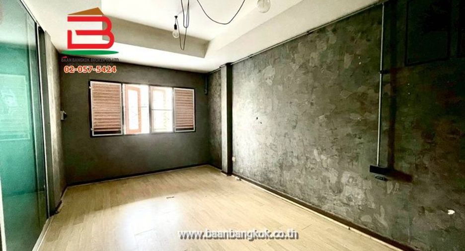 For rent and for sale 7 bedrooms townhouse in Lat Phrao, Bangkok