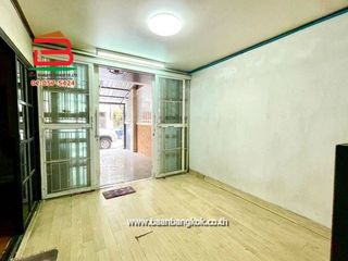 Reihenhaus zur Miete und zum Kauf mit 7 Zimmer in Lat Phrao, Bangkok