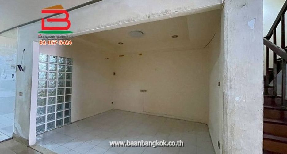 For rent and for sale 7 bedrooms townhouse in Lat Phrao, Bangkok