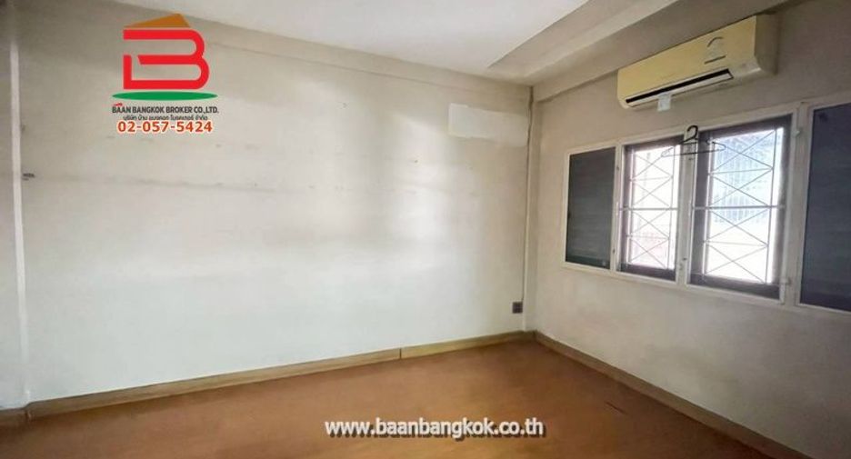 For rent and for sale 7 bedrooms townhouse in Lat Phrao, Bangkok