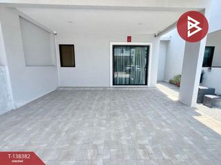 À vendre 3 chambres maison de ville à Si Racha, Chonburi