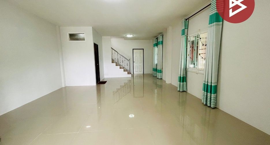 À vendre 3 chambres maison de ville à Phanat Nikhom, Chonburi