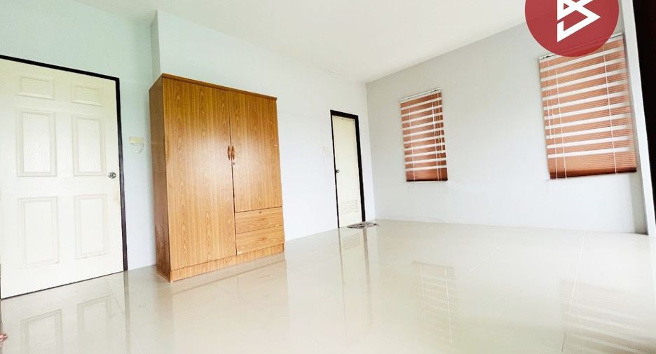 À vendre 3 chambres maison de ville à Phanat Nikhom, Chonburi
