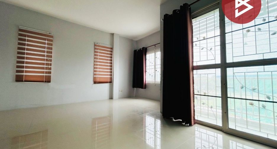À vendre 3 chambres maison de ville à Phanat Nikhom, Chonburi