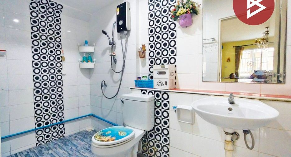 For sale 3 bedrooms townhouse in Mueang Samut Sakhon, Samut Sakhon