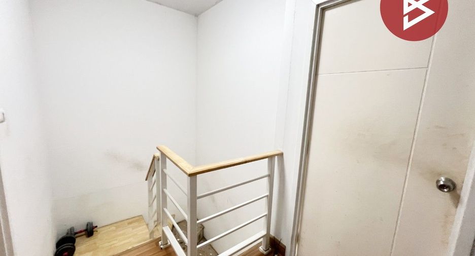 Casa adosada en venta de 3 habitaciones en Sai Noi, Nonthaburi