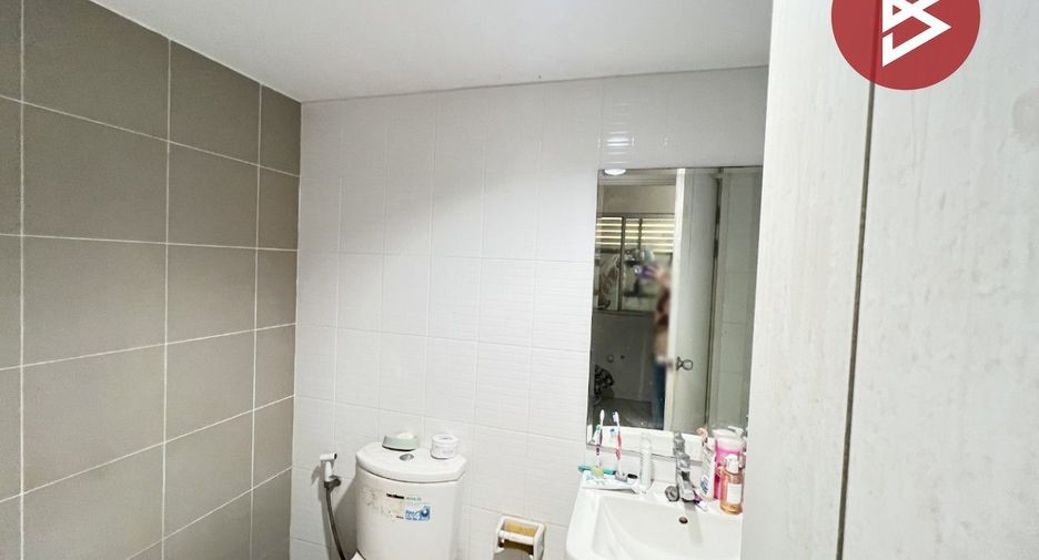 Casa adosada en venta de 3 habitaciones en Sai Noi, Nonthaburi