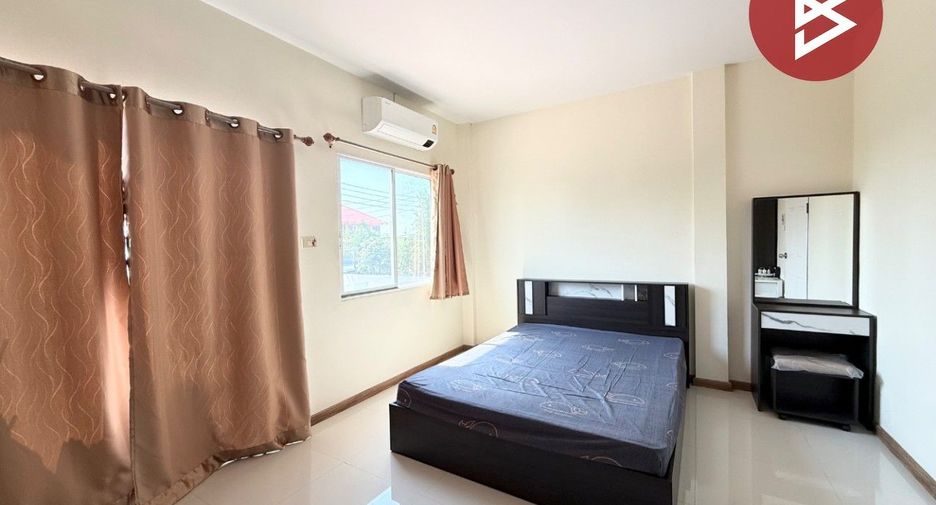 À vendre 2 chambres maison de ville à Mueang Chon Buri, Chonburi