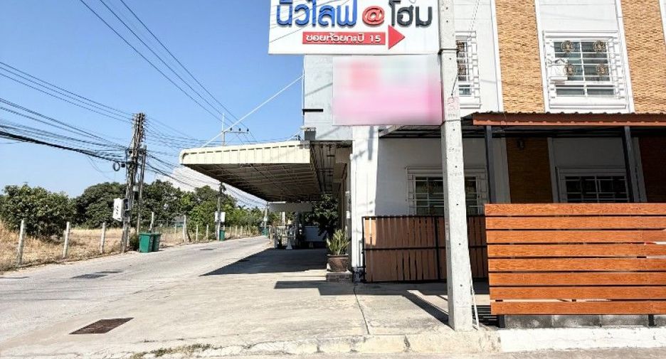 À vendre 2 chambres maison de ville à Mueang Chon Buri, Chonburi