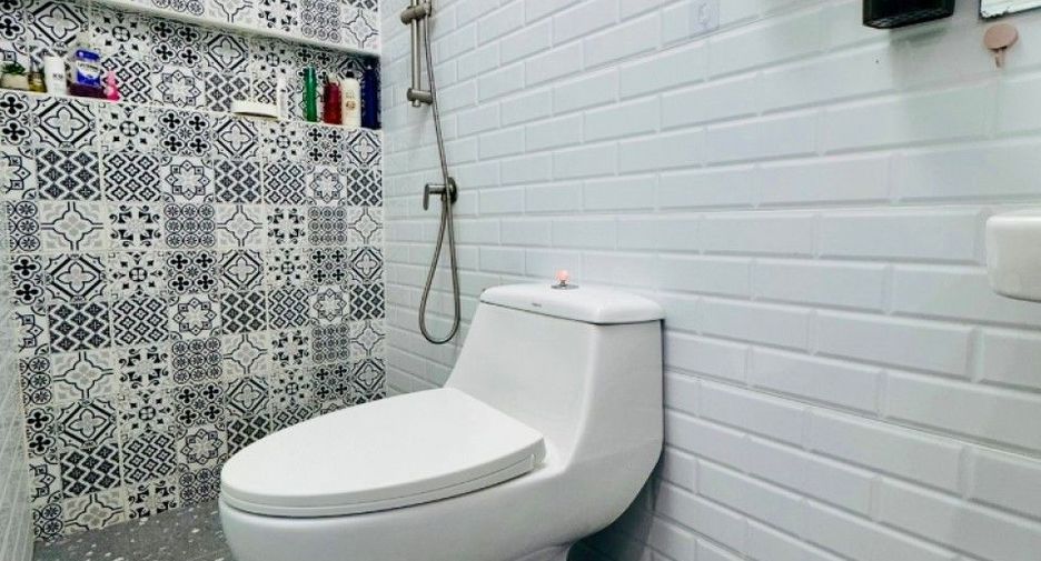 For sale 4 bedrooms townhouse in Phra Samut Chedi, Samut Prakan