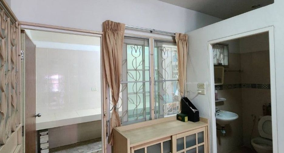 For sale 2 bedrooms townhouse in Mueang Samut Prakan, Samut Prakan