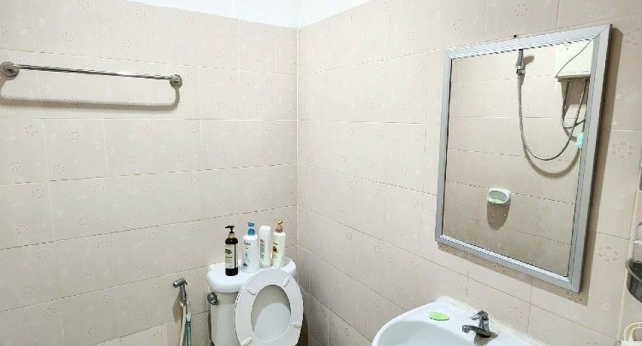 For sale 2 bedrooms townhouse in Mueang Samut Prakan, Samut Prakan