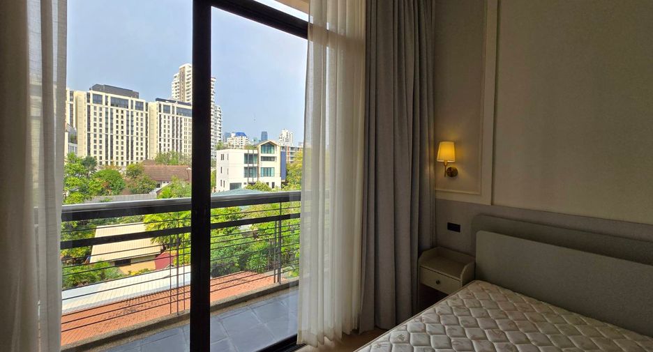 For rent 3 bedrooms townhouse in Watthana, Bangkok