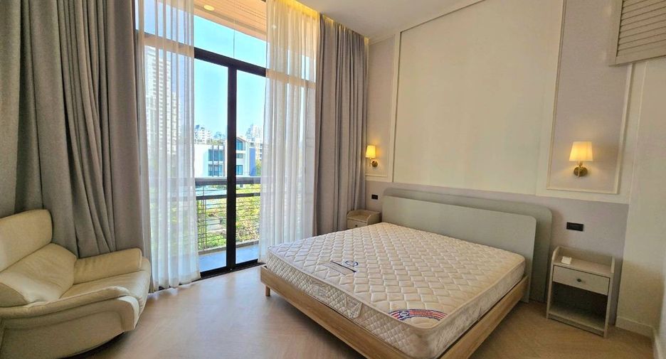 For rent 3 bedrooms townhouse in Watthana, Bangkok