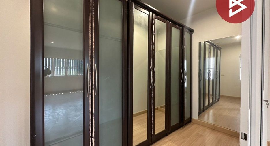 For sale 4 bedrooms townhouse in Mueang Pathum Thani, Pathum Thani