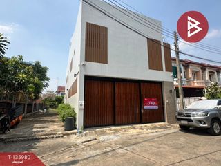 For sale 4 bedrooms townhouse in Mueang Pathum Thani, Pathum Thani