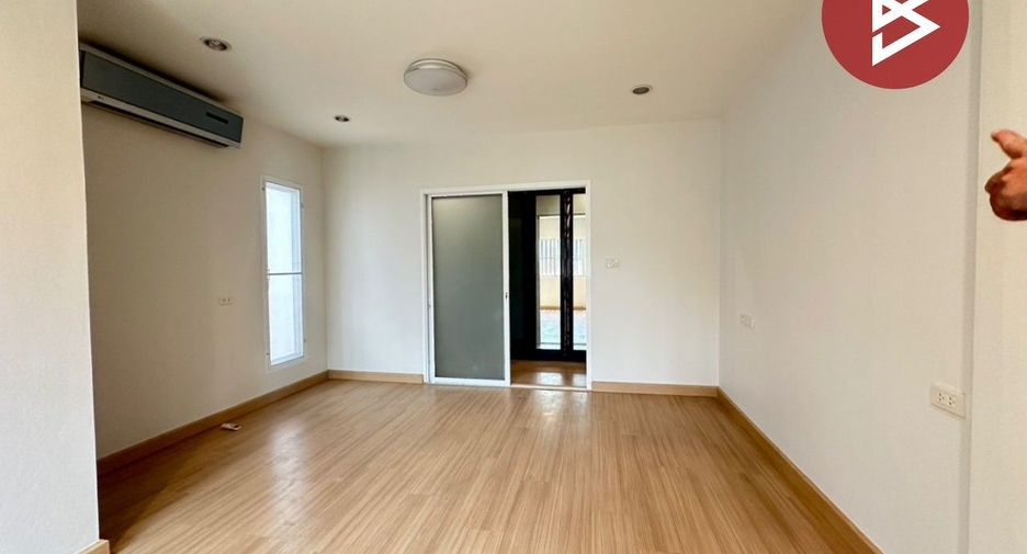 For sale 4 bedrooms townhouse in Mueang Pathum Thani, Pathum Thani