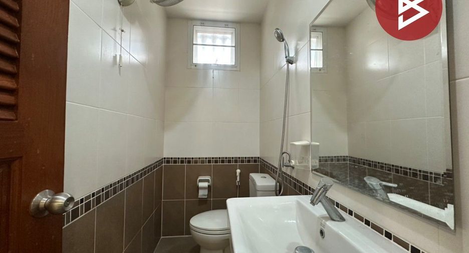 For sale 4 bedrooms townhouse in Mueang Pathum Thani, Pathum Thani