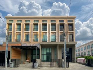 For sale 4 ベッドルーム townhouse in Bang Khae, Bangkok