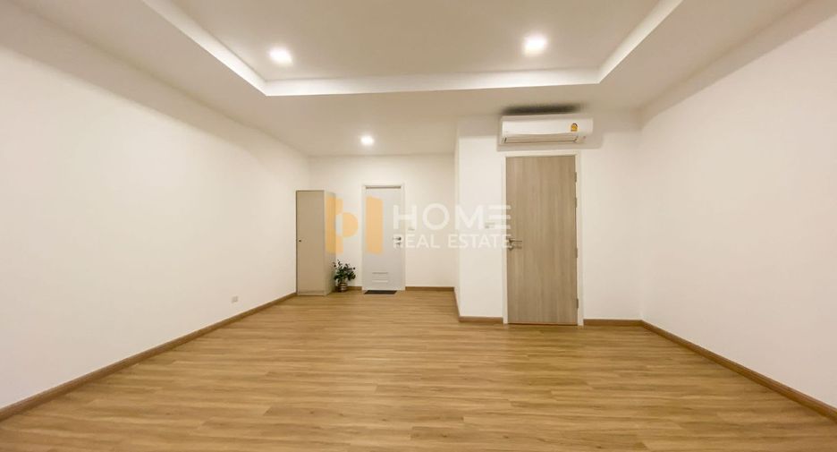 For sale 4 ベッドルーム townhouse in Bang Khae, Bangkok