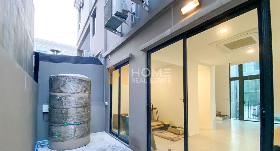For sale 4 ベッドルーム townhouse in Bang Khae, Bangkok