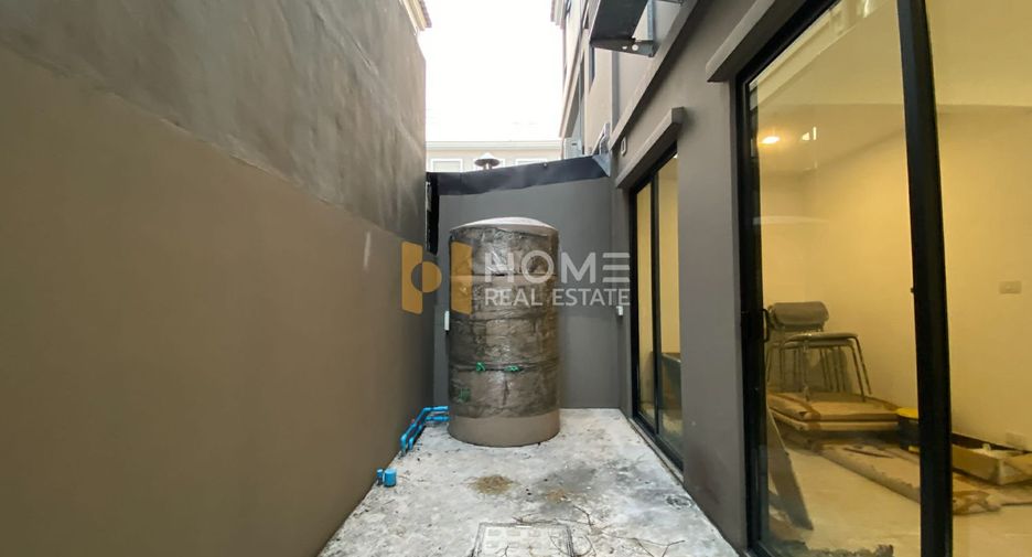 For sale 4 ベッドルーム townhouse in Bang Khae, Bangkok