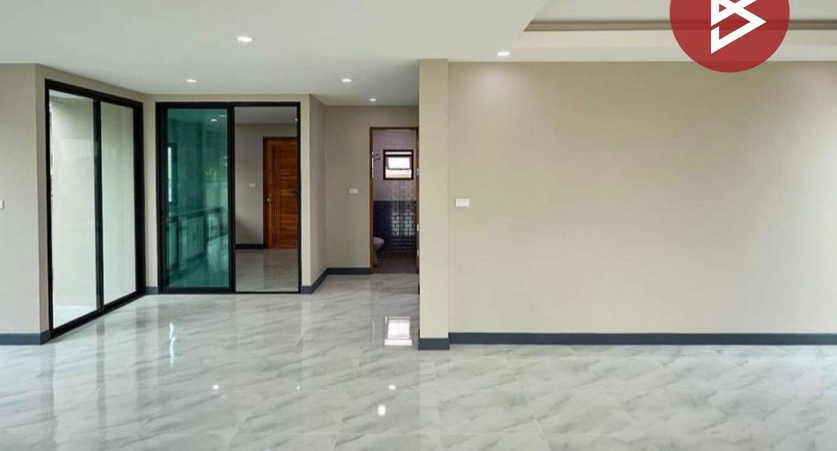 For sale 4 bedrooms house in Mueang Prachinburi, Prachin Buri