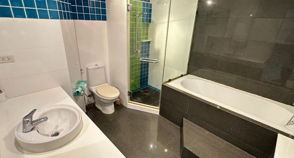For rent 2 bedrooms condo in Bang Rak, Bangkok