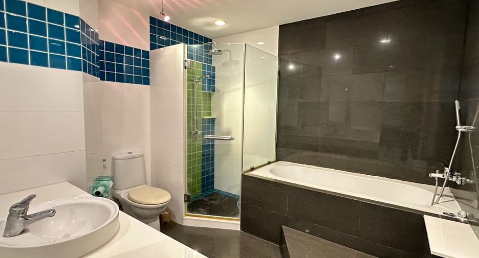 For rent 2 bedrooms condo in Bang Rak, Bangkok