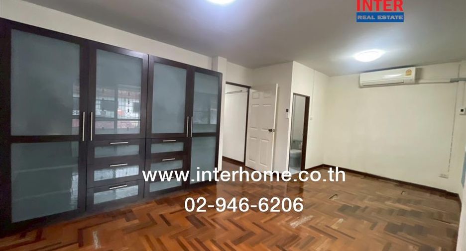 Reihenhaus zum Kauf mit 4 Zimmer in Lat Phrao, Bangkok