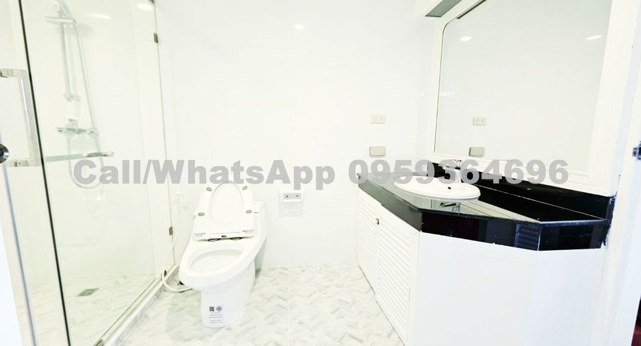 Apartamento en alquiler de 3 habitaciones en Khlong Toei, Bangkok