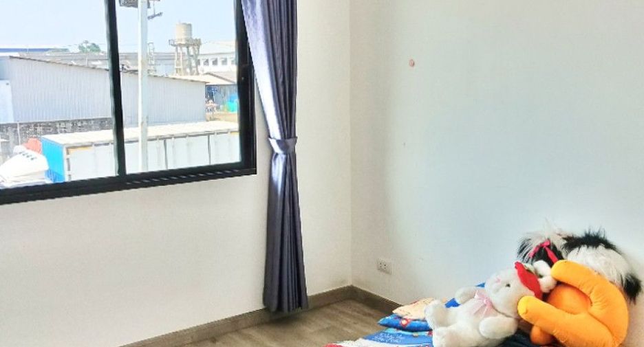 Casa adosada en venta de 4 habitaciones en Sam Phran, Nakhon Pathom