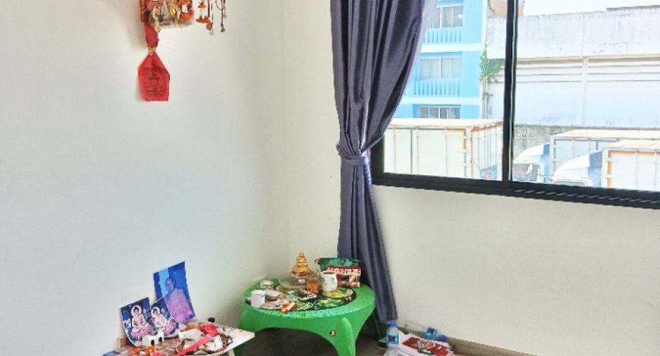 Casa adosada en venta de 4 habitaciones en Sam Phran, Nakhon Pathom