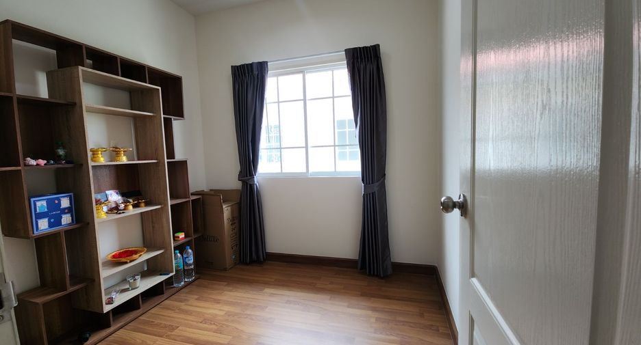 Casa adosada en venta de 4 habitaciones en Lat Lum Kaeo, Pathum Thani