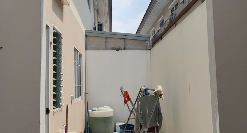 Casa adosada en venta de 4 habitaciones en Lat Lum Kaeo, Pathum Thani