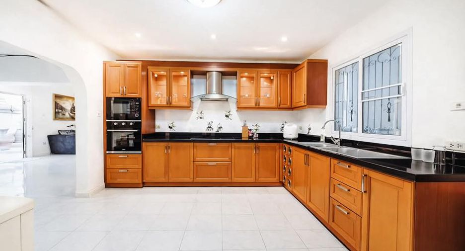 Villa zur Miete und zum Kauf mit 4 Zimmer in Bang Lamung, Chonburi